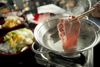 ＜セット内容＞
・A5等級　飛騨牛霜降りサーロイン
・あしらい
・しゃぶしゃぶダレ2種（ごまダレ・ポン酢）