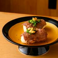 1958年創業の精肉店が運営する【すき焼きしゃぶしゃぶ　めでたや】。確かな目で見極めたお肉を、シンプルなスタイルで提供。職人のこだわりが実感できる逸品です。