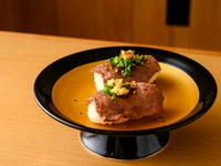 1958年創業の精肉店が運営する【すき焼きしゃぶしゃぶ めでたや】。確かな目で見極めたお肉を、シンプルなスタイルで提供。職人のこだわりが実感できる逸品です。