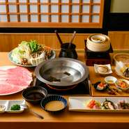 群馬県の味覚満載のコース料理。メインはしゃぶしゃぶ、すき焼きから選べます。写真はしゃぶしゃぶをメインに迎えたコース料理。A4・A5国産和牛の味わいを、シンプルなスタイルで堪能できます。