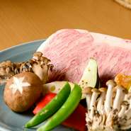 1958年創業の草津の老舗精肉店が運営しているため、特にお肉の品質には絶対の自信あり。メイン食材は、肉のスペシャリストが厳選したA5ランク、またはA4ランクの国産和牛を用意しています。