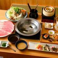 さまざまな視点から群馬の魅力を楽しむことができるお店。刺身では、群馬県の最高級ニジマスブランド「ギンヒカリ」や「ハコスチ」といった川魚を使用。豊かな環境で育まれた淡水魚は、クサみを感じさせません。