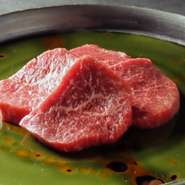 ご両家の縁を繋ぐ大切な一日を温かな接客と華やかな料理が彩ります。緊張しがちな場面でも、細やかな気配りによって自然と笑顔がこぼれるような和やかさが魅力です。