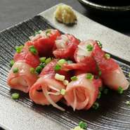 「コウネ」とは牛肉の肩バラ肉。前脚の間にあたる希少部位。｢ブリスケ｣や｢前バラ｣、｢肩バラ｣などとよばれることも。薄くスライスし、コリコリした脂身と、歯応えのある赤身の組み合わせが特徴的。