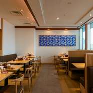 あべのハルカス13階に位置し、美しい夜景を楽しめるお店です。大きな窓から広がる景色は、食事の時間をより特別なものに。昼は開放的な眺め、夜はロマンチックな雰囲気が魅力です。