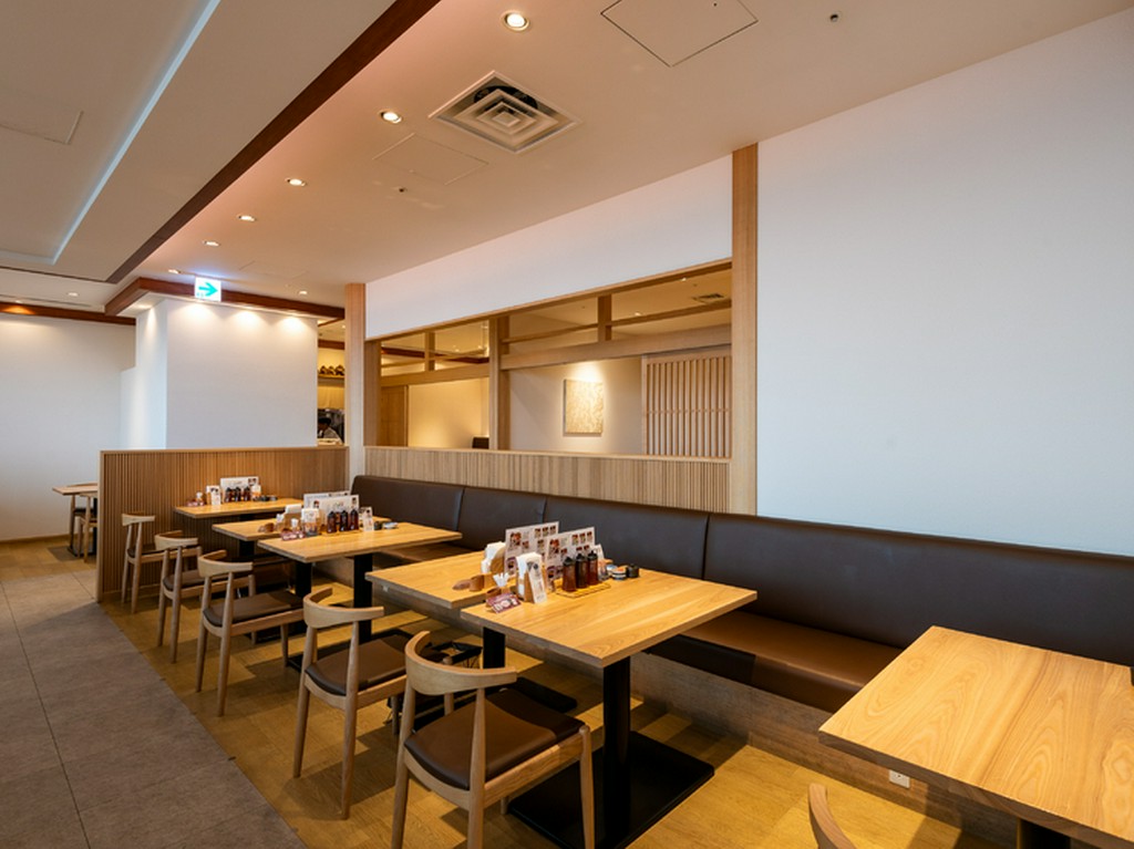 買い物帰りにふらっと立ち寄れる。心地良い落ち着いたテーブル席