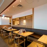 あべのハルカスの百貨店内にあり、買い物帰りの女性一人客にも人気。カウンター席はなく、テーブル席でゆったりと食事を楽しめます。気軽に立ち寄れる落ち着いた雰囲気も人気の秘密です。