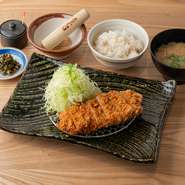 鹿児島県の大自然で育まれた三元豚「やごろう豚」。さっぱりとした肉質ながら、オレイン酸豊富な脂が甘みと旨みを引き立て、クセのない上品な味わいです。
※画像は160g
80g　1,820円／120g　2,220円／160g　2,620円