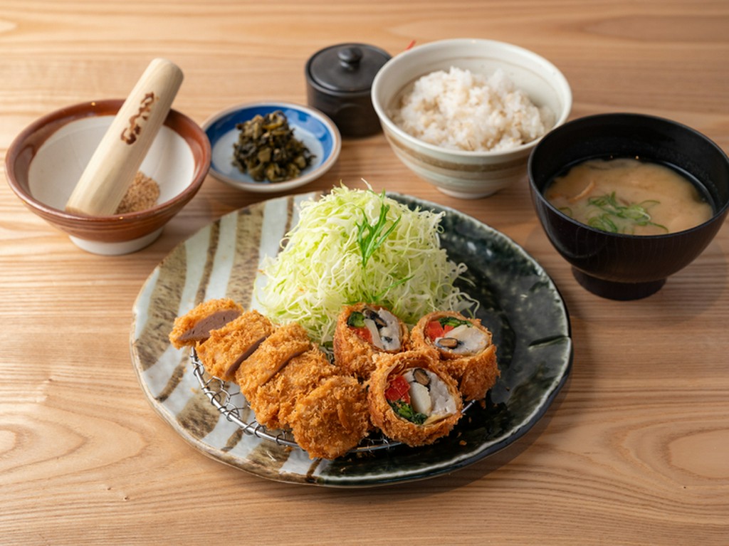 旬の野菜とサクサクカツの贅沢な組み合わせ『野菜の湯葉巻きかつとヒレかつ』