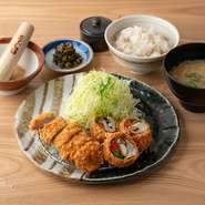 季節の野菜を湯葉で包み、カラッと揚げた湯葉巻きカツとヒレカツのセット。春は筍やアスパラなど旬の味覚を楽しめます。＋380円でやごろう豚にも変更可能。

