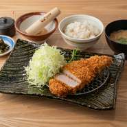 希少な「金華豚」を使用した贅沢なロースかつ。繊細な肉質と上品な甘みが特徴で、独自のパン粉が旨みを包み込み、サクサクとした食感を楽しめます。
※画像は160g
120g　2,580円／160g　3,180円／200g　3,780円