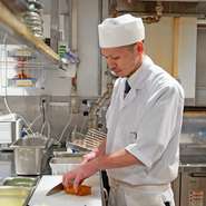 心を込めた挨拶、臨機応変な対応、そして迅速な提供を大切にしていると語る花木氏。当たり前のことを当たり前に行い、ゲストが心地良く食事を楽しめるよう努めているそうです。