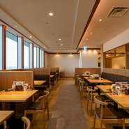 美しい景色とともに、食事をより楽しめる工夫が満載です。キャベツ、ごはん、お味噌汁はおかわり自由。お腹いっぱい堪能できる、満足感たっぷりのサービスを提供してくれます。