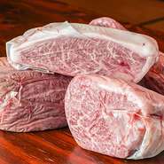 山形牛A5サーロインを中心に厳選された山形牛をご提供。山形牛はきめ細かなサシが均等に入り見た目も美しい肉質。特にそのサシは甘みが強く口に入れるととろけるような食感です♪そんな山形牛をコスパ◎味わえます！