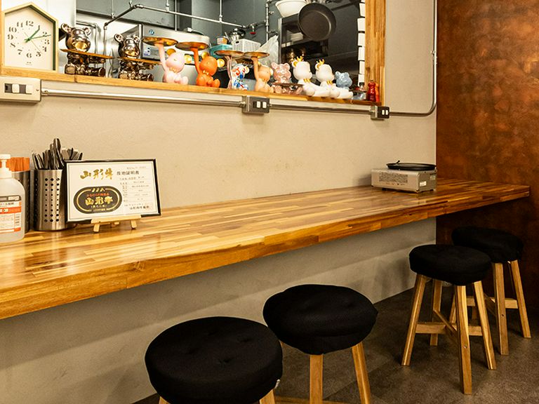 日航ホテルの裏手。落ち着きのある隠れ家風のお店♪