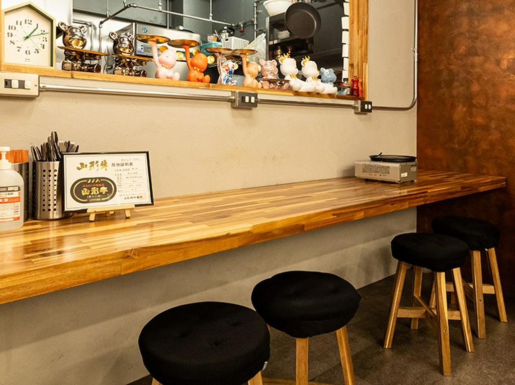 日航ホテルの裏手。落ち着きのある隠れ家風のお店♪