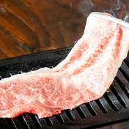 （卵黄・ミニごはん付き）
大判のサーロインをさっと焼き上げ、卵をつけて楽しむスタイルです。山形牛の肉の旨みを存分に味わえる一品で、ご飯と一緒に食べるのがオススメです。