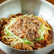 ・卵黄のせ…1,100円
・卵黄なし…990円