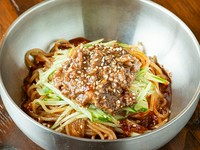 ・卵黄のせ…1,100円
・卵黄なし…990円