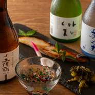 常連さんはここに座り、土佐の鰹と地酒、そして大将との会話を楽しむ。