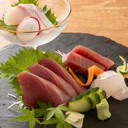 その日捕れたての地物を、中心とした新鮮な魚介類です。