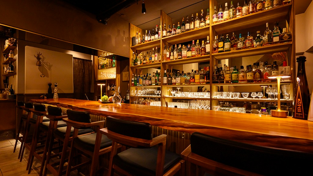 カウンターにインテリアと、こだわりが散りばめられた空間