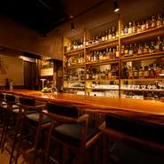 カウンターはイチイ（一位）の一枚板を使用。インテリアはイギリス風アンティークを取り入れており、モダンな雰囲気を演出。オシャレな空間には、細部までこだわりが散りばめられています。