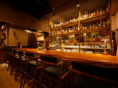 カウンターにインテリアと、こだわりが散りばめられた空間