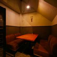 店内にはソファ席もあり、友人とのいつもと一味違う女子会を繰り広げたい夜にもオススメ。食事メニューにも力を入れているため、多彩なシチュエーションに対応してくれます。