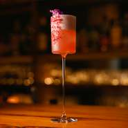 ルバーブは漬け込むことで苺のような風味を。そこに凝縮されたラズベリーのお酢を加えた、コスモポリタンのオマージュ。