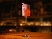 ルバーブは漬け込むことで苺のような風味を。そこに凝縮されたラズベリーのお酢を加えた、コスモポリタンのオマージュ。