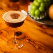 ポルチーニ茸の魅惑的な香りを合わせたエスプレッソマティーニ。