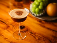 ポルチーニ茸の魅惑的な香りを合わせたエスプレッソマティーニ。