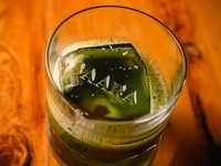 自家製ブレンドウイスキーに世界自然遺産屋久杉を合わせ、華やかな屋久杉の香りと、アマレットと抹茶のほろ苦さを。