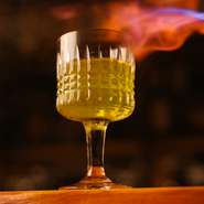 ジンに、若芽を漬け込み磯の香りをプラスし、薫香をグラスにのせアイラ島の風景を表現しました。