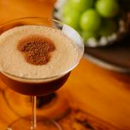 イタリア産ポルチーニをバターでソテーし、自家製ウォッカに加えた、香り高い一杯。エスプレッソの苦味とポルチーニの旨味が絶妙に調和する、味わい深いマティーニです。