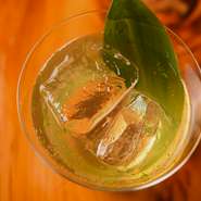 静岡発のクラフトティーブランド【aardvark tea】とコラボレーションした一杯。緑茶、玄米茶、山椒の風味が重なり合う、日本らしい上品な趣きのあるジントニックです。