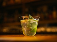 静岡県の茶葉の旨みと山椒の清涼感を合わせもったジントニックを。
