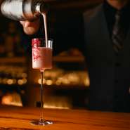 外食はお客様にとって最も身近なエンターテイメントである、という考えから、驚きや発見のあるメニューづくりを意識。お店に足を運んだからこそ提供できる楽しさを大切にしています。