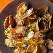 メインとなるドリンクにもフードにも力を注いでいるため、バー業態のお店ながら、早めの時間帯から利用可能。深夜帯での食事メインもOK。自分へのささやかなご褒美にもオススメです。