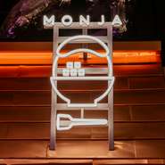 スタッフが目の前で焼き上げる臨場感あふれるサービスが魅力です。迷った時には親切にオススメのトッピングを提案してくれるので、初めてでも楽しい時間に。