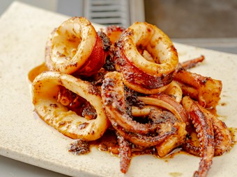 『イカの丸焼き（肝醤油）』は濃厚旨みの鉄板つまみ