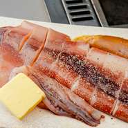 明治4年（1871）創業の水産仲卸が直営するからこそ、食材の目利きは確か。だしに使う素材から主役の魚介まで、丁寧に選ばれたものばかりです。信頼できるおいしさ。
