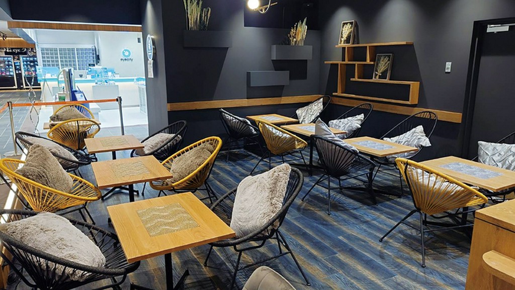 カジュアルからビジネスシーンにも利用可能なメインダイニング