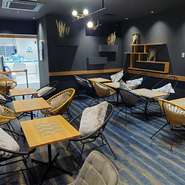 メインダイニングは、カジュアルからビジネスシーンにも利用可能なオシャレな空間です。ふかふかクッションのラグジュアリーチェアは、包み込まれるような感覚で過ごし易さバツグンです。