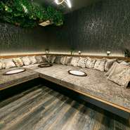 プレミアムラウンジの寝ころびソファ席。最大9名までの貸切も可能です。靴を脱いで、自宅の部屋感覚で寛げる人気の空間。ワインやカクテルを飲みながら、おしゃべり女子会にオススメです。