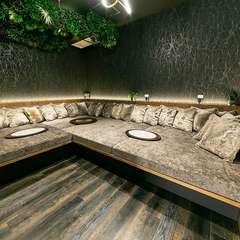 靴を脱いで、自宅の部屋感覚で寛げる。寝ころびソファ席で女子会