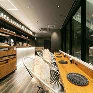 店内には、カウンター席も用意されています。一人でのランチタイムや、ディナータイムにピッタリの空間。ゆったりチェアとクッションで、のんびりと落ち着いて食事を楽しめます。