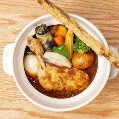 こだわりのだしに珈琲と麹を加え、独自のクラフトスパイスで仕上げた『塩麹鶏と野菜のスープカレー』