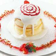 ふわっふわ食感をとことん追求したモスケオリジナルのパンケーキ。そのパンケーキに生クリームをたっぷりと掛けて、イチゴとベリーソースとハニーシロップで仕上げた一品です。SNS映えバツグンです。